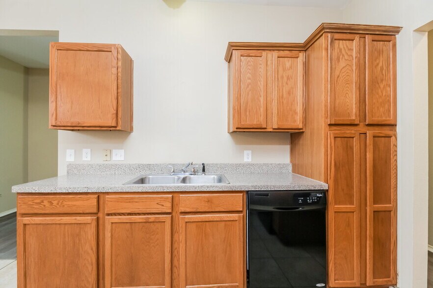 Building Photo - 2321 Wildwood Ln