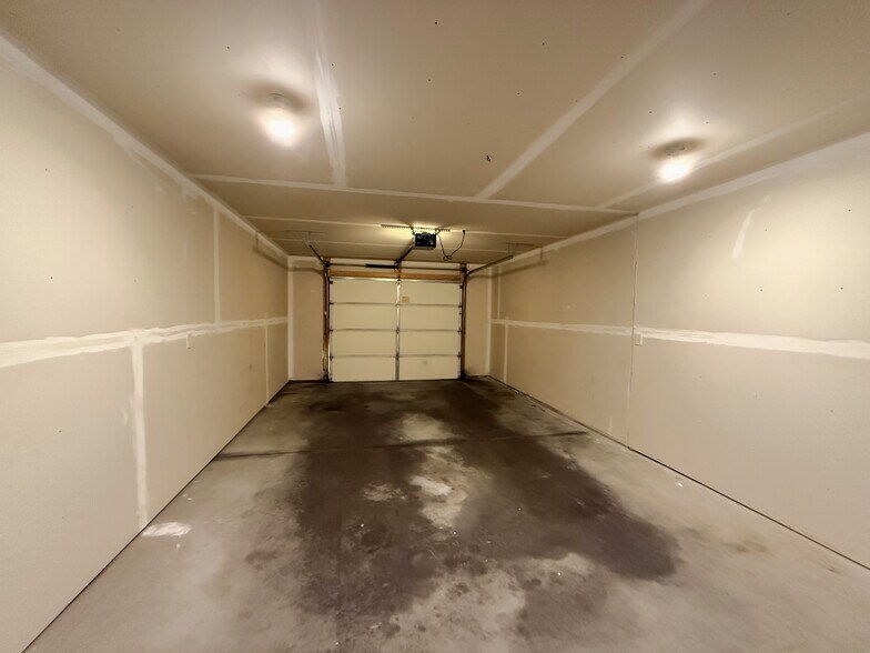 Building Photo - 5856 Delikowski St