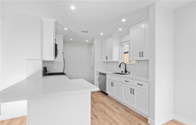 Building Photo - 4641 W 130th St