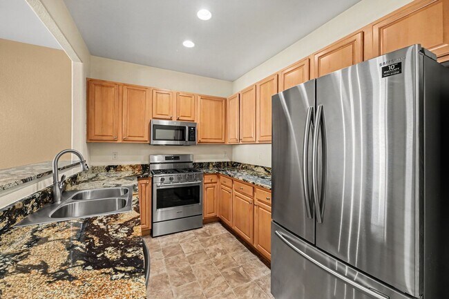 Building Photo - Spacious 3 Bed 2.5 Bath in the heart of Aurora!