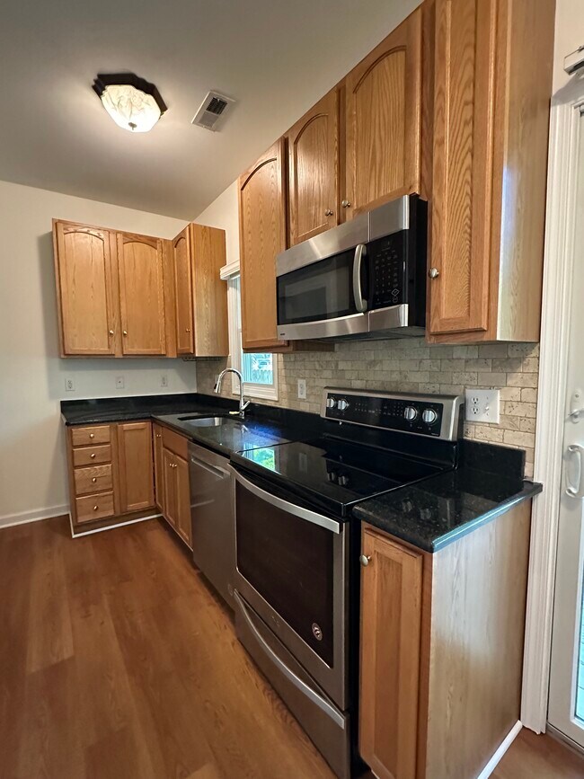 Building Photo - 854 Redwood Trail