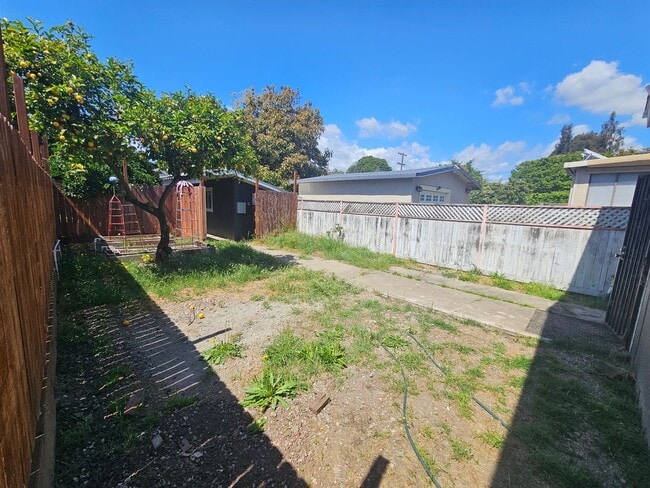 Building Photo - San Leandro Home w/ In-Law Unit: Perfect f...