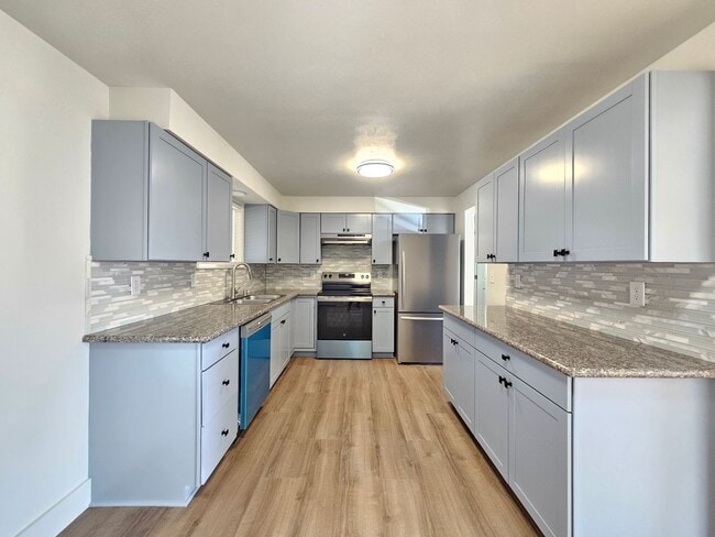 Building Photo - $1,995 - 4 Bed / 1 Bath Home with Fully Fe...