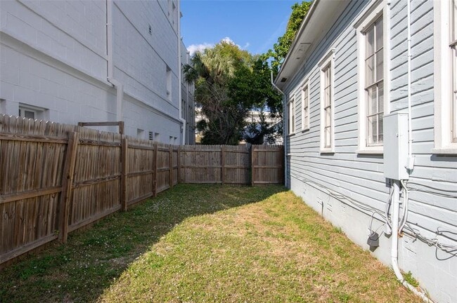 Building Photo - 906 E 11th Ave