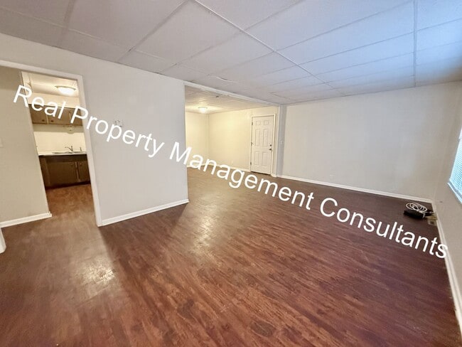 Building Photo - 3 Bed 2 Bath Duplex Now Available!