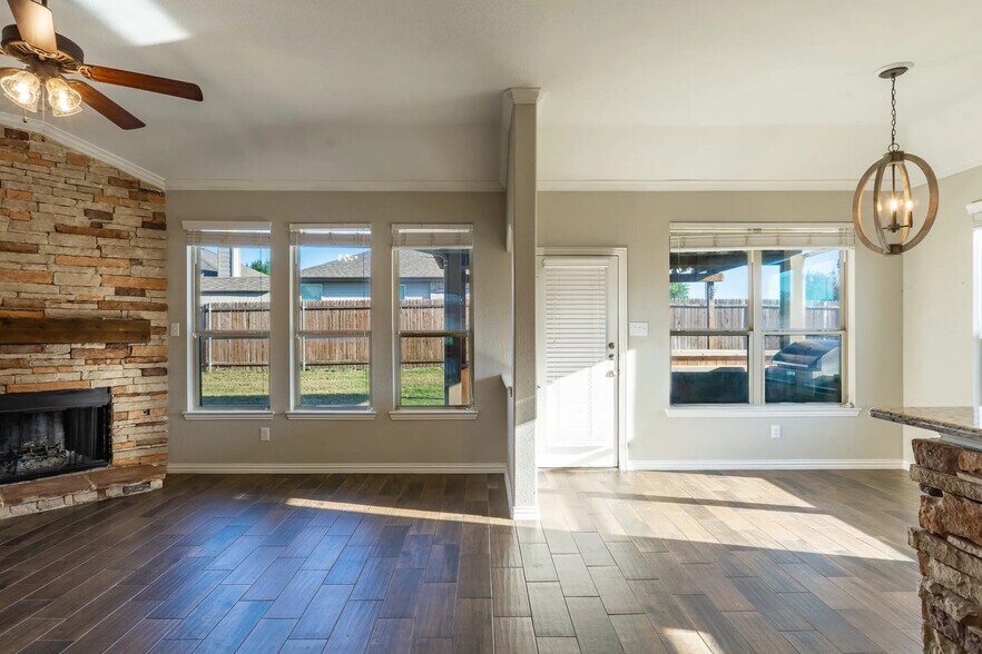 Building Photo - Room in House on Zanna Grace Way