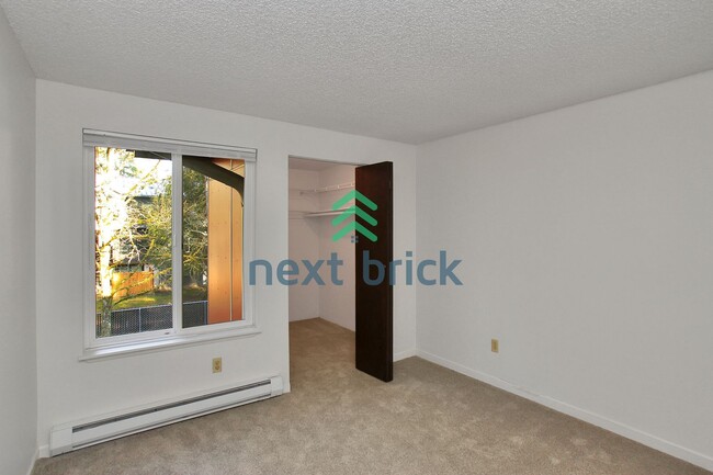 Building Photo - 2 Bed and 1 Bath Bellevue Condo is Availab...