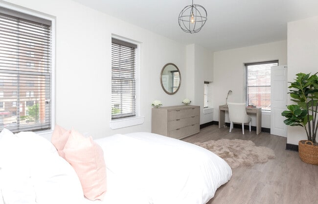 Building Photo - Washington House at 13 E Read