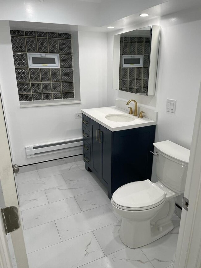 Building Photo - 1303 W Cornelia Ave