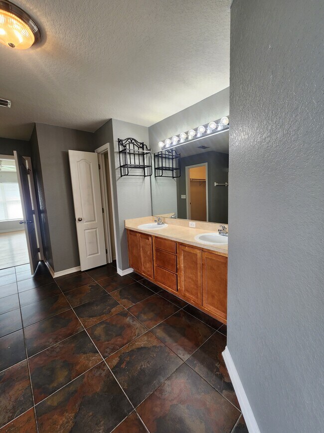 Building Photo - 505 Buckshot Ln