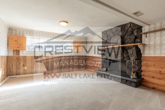 Building Photo - Charming East Sandy Home in a Prime Location