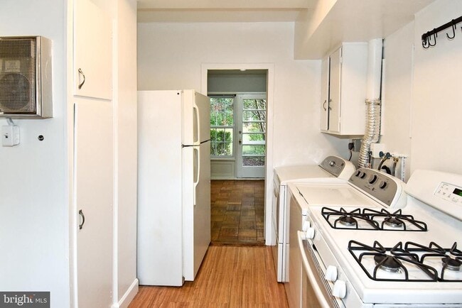 Building Photo - 3132 Martha Custis Dr