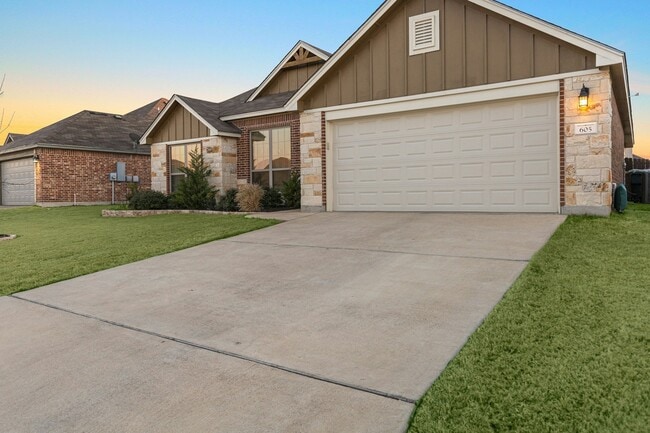 Building Photo - 605 Coventry Dr