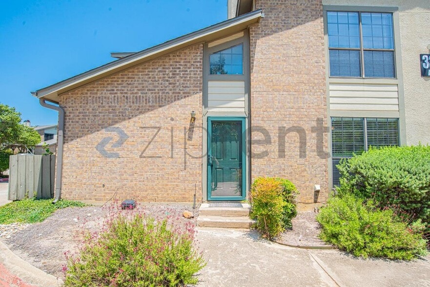Building Photo - Unit A