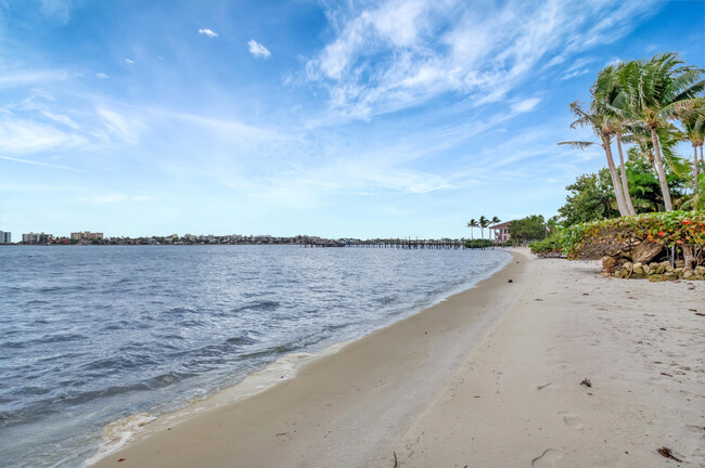 Building Photo - 1516 S Lakeside Dr