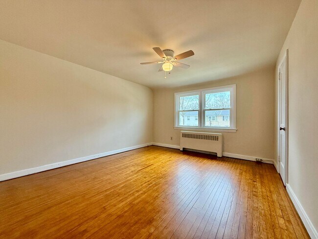 Building Photo - 2BD/1BA Townhome