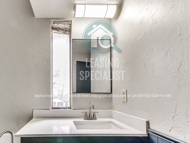 Building Photo - Spacious Updated 3 Bed 2 bath Home