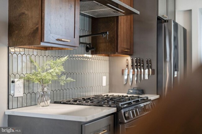 Building Photo - 526 E Thompson St