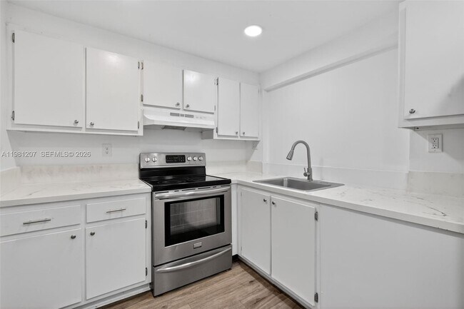 Building Photo - 9091 Lime Bay Blvd