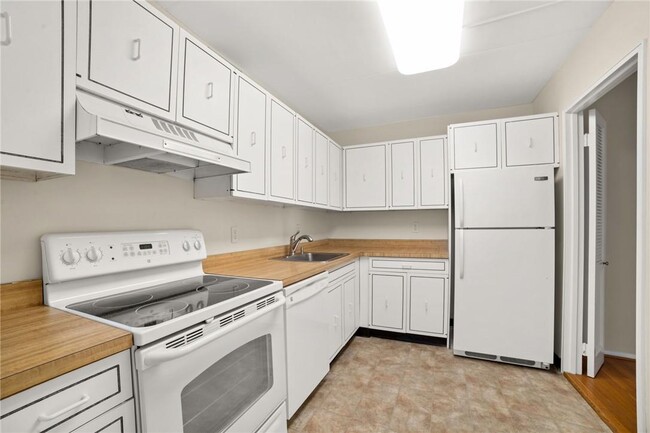 Building Photo - 200 High Point Dr