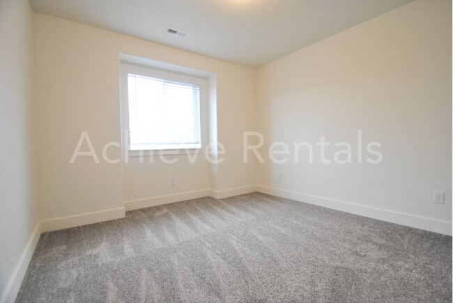 Building Photo - Mountain-View Townhome | 30 Minutes to Ogden & Close to Snowbasin