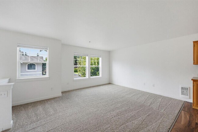 Building Photo - Spacious Puyallup Townhouse | 3-Bed Home with Main-Floor Primary Suite & Stainless Steel Appliances!