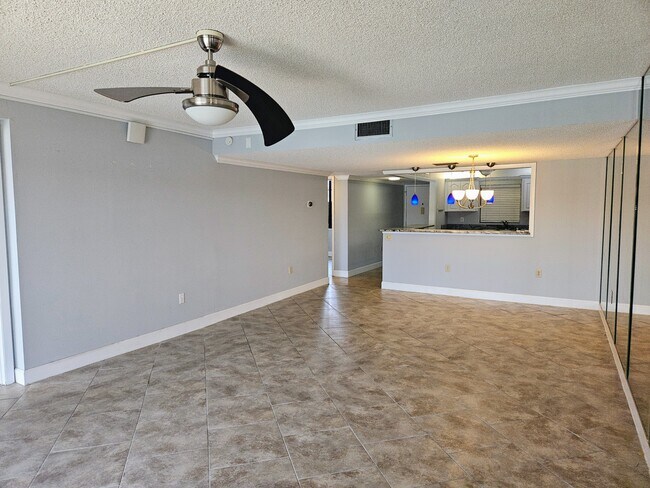 Building Photo - 7600 Sun Island Dr S