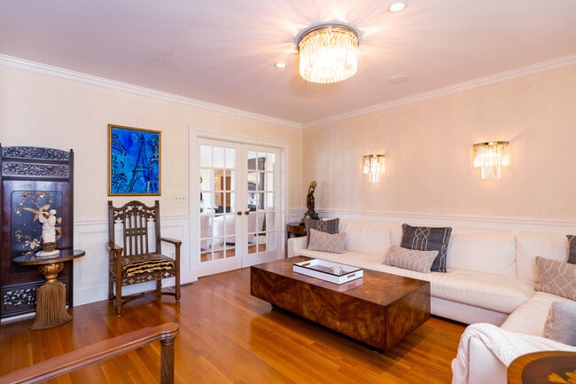 Building Photo - 3 Barclay Sq