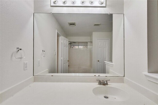 Building Photo - 1008 Balanced Rock Pl