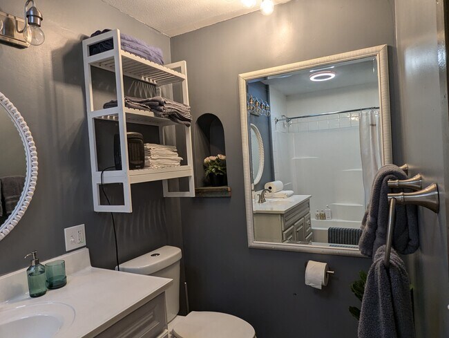 Building Photo - Farm House