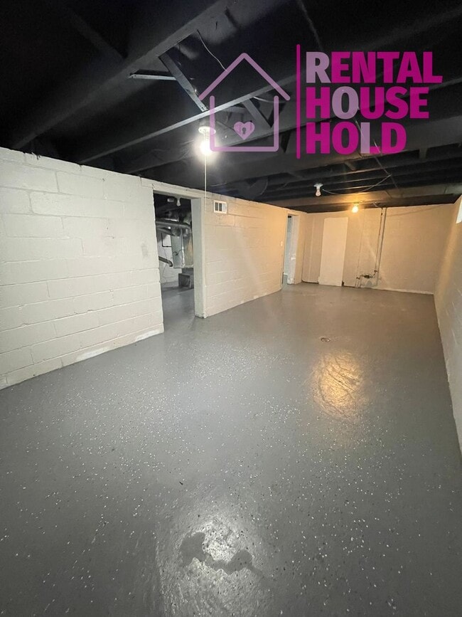Building Photo - NEW LISTING | 2 BEDS 1 BATH | BASEMENT | G...