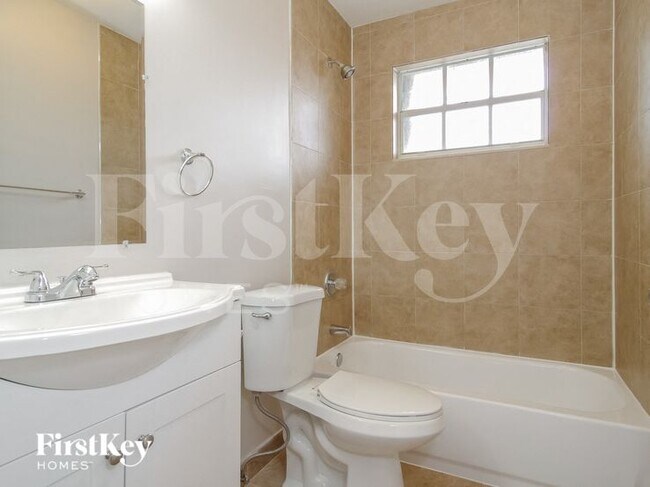 Building Photo - 809 SW 8th Ave