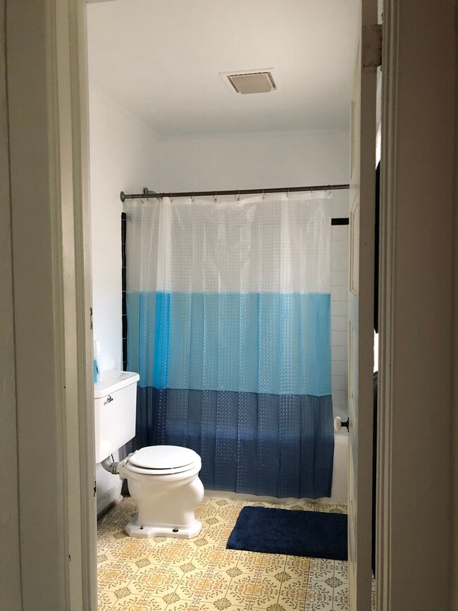 Building Photo - 824 Davis St