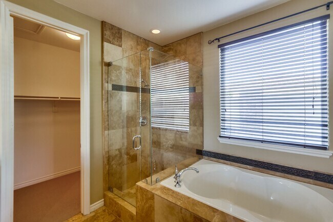 Building Photo - Beautiful 4 bedroom, 4.5 bathroom Home in the Varadero Community
