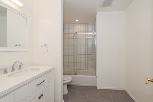 Building Photo - 2 Bedroom Condo in Highly Desirable Richmond Marina Bay!