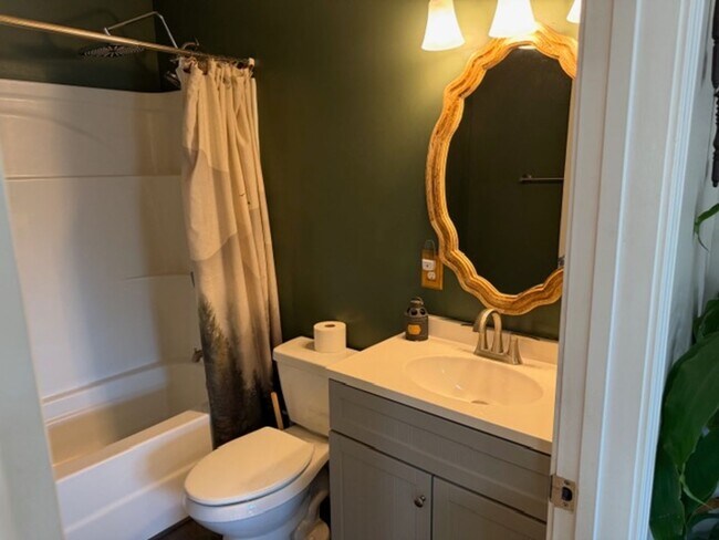 Building Photo - Dandridge 37725 - FULLY FURNISHED 3 bedroom, 2 bath Updated Basement Ranch on 1+ Acre. Pets Welco...