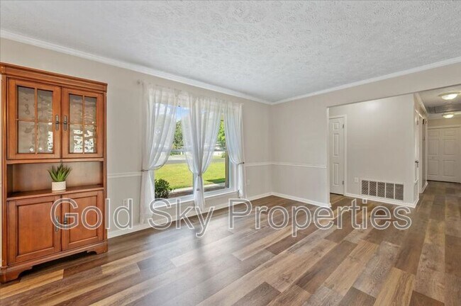 Building Photo - 210 Pine Grove Dr