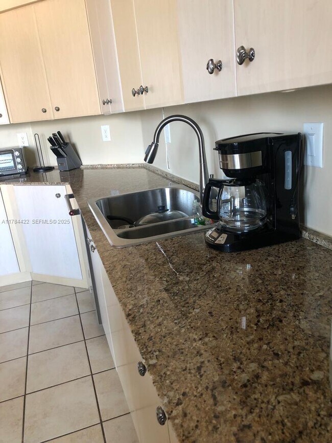 Building Photo - 3370 Hidden Bay Dr