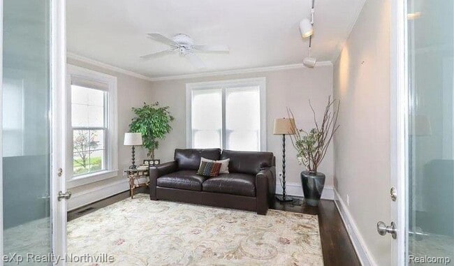 Building Photo - 212 S Pontiac Trail