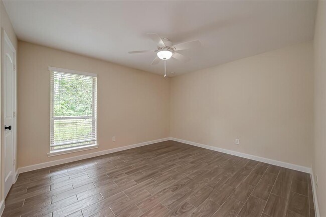 Building Photo - 25907 Glen Loch Dr