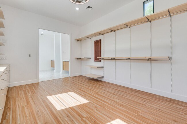 Building Photo - Luxury Summerlin Living in Gated Canyon Cr...