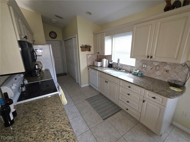 Building Photo - 17500 Plumera Ln