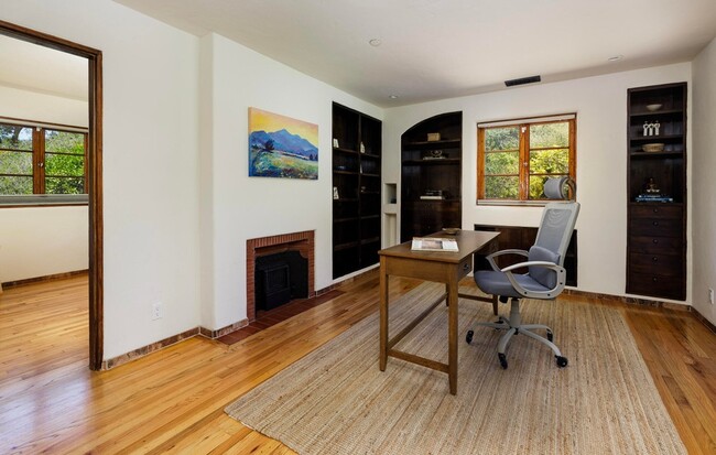 Building Photo - 4005 Lago Dr