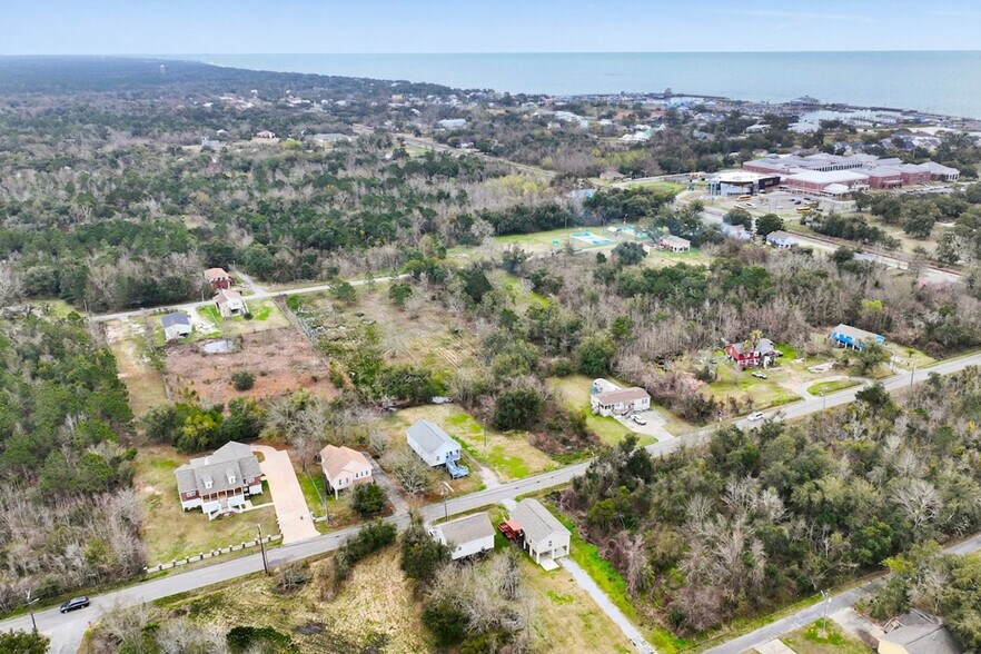 Building Photo - 343 Henderson Ave