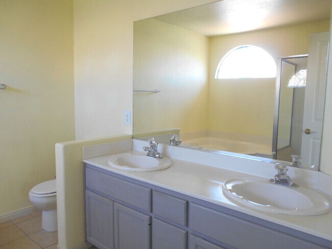 Building Photo - Spacious 4 bedroom Home Located in the Desirable Area of Henderson!