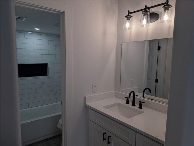 Building Photo - 1601 Faro Dr