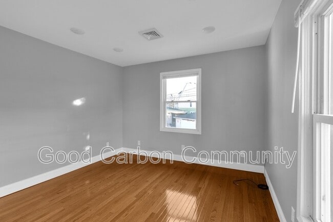 Building Photo - 84 Crane St