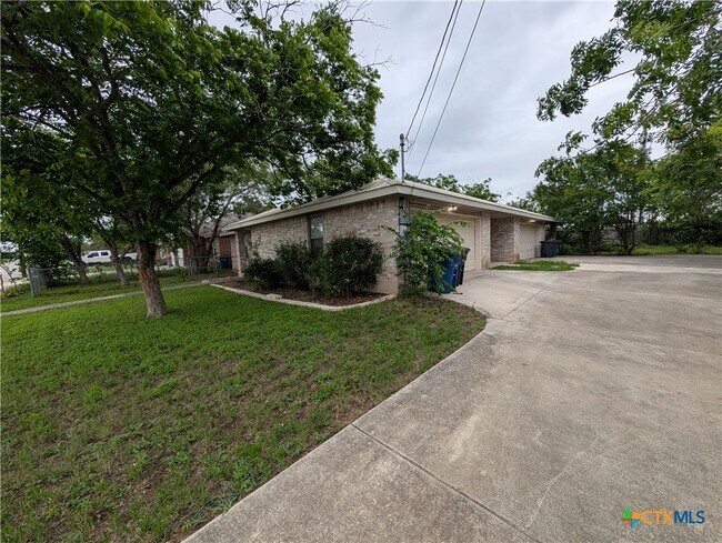 Building Photo - 1134 Misty Acres Dr