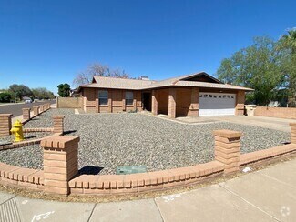 Building Photo - 3 Bedroom 2 Bathroom corner lot in Glendale