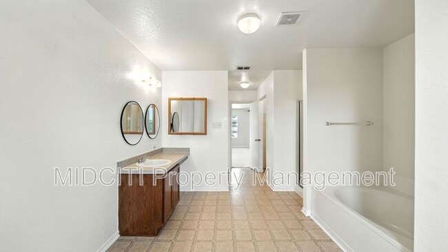 Building Photo - 209 Hinge Loop